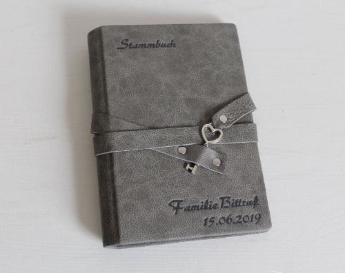 Preview: Stammbuch Schlüssel "Herz" aus grauem Nappaleder